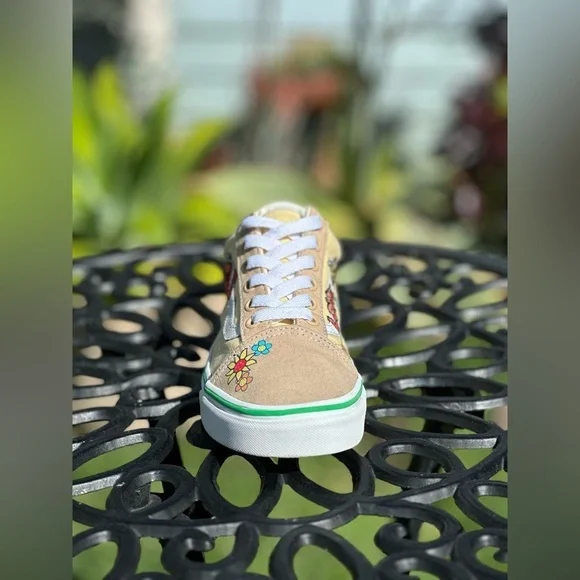 Vans x Sesame Street — Old Skool “Elmo” Sneakers - Picture 8 of 9